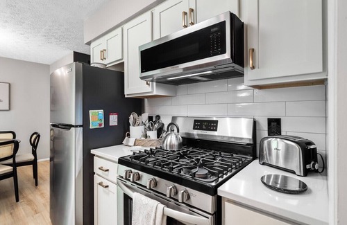 Cuyahoga Falls House | Renovated Ranch|Patio Vibes|Fully Stocked Kitchen|Sleeps 6