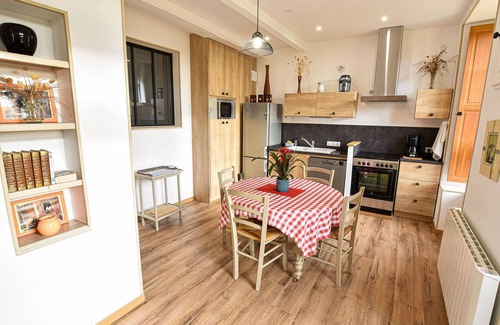 Sable-sur-Sarthe Cottage | Renovated riverside cottage for 6, near center, parking and wifi