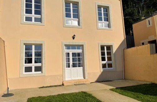 Sable-sur-Sarthe Cottage | Renovated riverside cottage for 6, near center, parking and wifi
