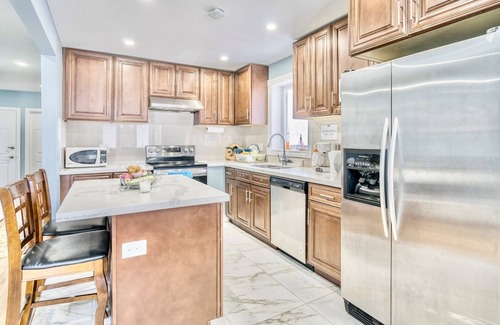 Newtonbrook House | Renovated Rooms 10-min to Finch Subway Near Yonge St