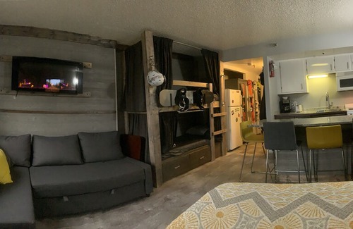 Snowshoe Apartment | Renovated slope side/view, ski in/out, 2216,slps 6