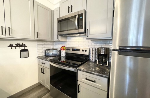 Mammoth Lakes House | Renovated & spacious 2 bed/2 bath Condo with Mountain Views - near Eagle Lodge