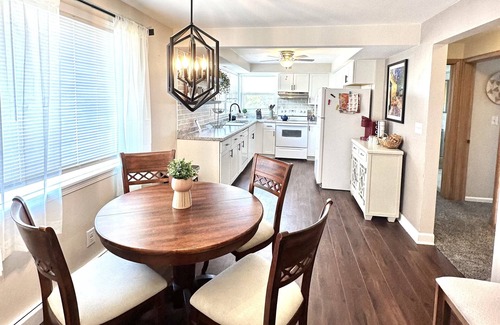 Milwaukee Apartment | Renovated, Spacious & Cozy 2BR Upper Unit in the Heart of Milwaukee
