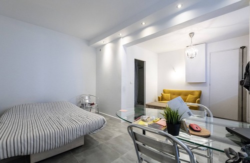 Notre-Dame Apartment | Renovated studio, comfortable, quiet, downtown, 10 'walk from the castle