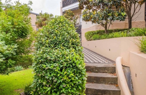 Glebe Apartment | Renovated studio in bohemian area close to city