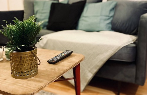 Andreasvorstadt Apartment | Renovated studio with balcony, WiFi, Netflix & kitchen near the city