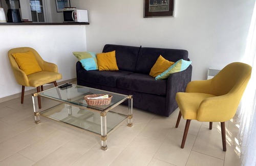 Le Palais Apartment | Renovated studio with parking, wifi, near beach and town center