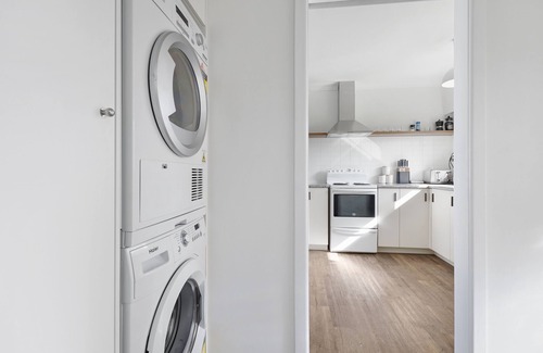 Takapuna House | Renovated Takapuna 2BR Apt - Parking