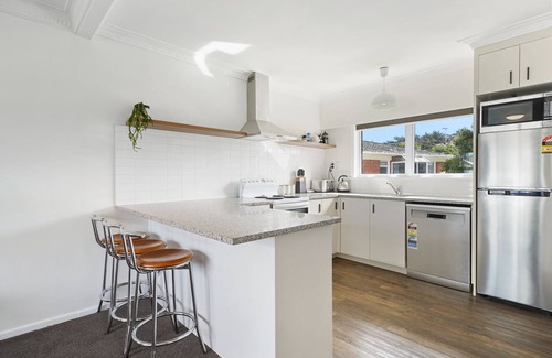 Takapuna House | Renovated Takapuna 2BR Apt - Parking