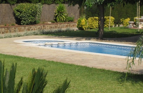 Calonge Villa | Renovated Villa, PRIVATE LARGE LEVEL GARDEN & POOL, WIFI, TV, AIRCON IN BEDROOM
