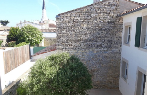 Ars-en-Re House | renovated village house with pretty courtyard 6/8