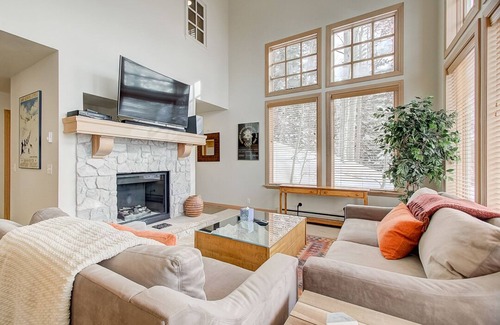 Salt Lake Mountain Resorts House | Renovated, WhoDunnit Lodge - ski-in/out to Snowbird