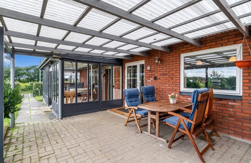 Lemvig Municipality House | Renoveret Byhus tæt på Vesterhavet, med Udestue, Terrasse og Have ud til Marken