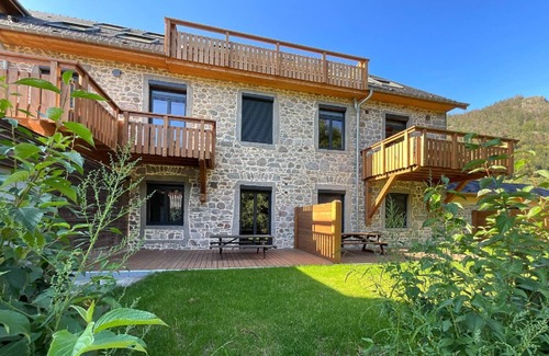 Rochesson House | Rental of 12 gîtes and 1 chalet that can accommodate 2 to 10 people.