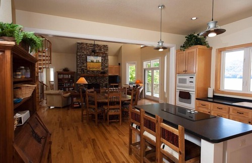 Topton House | Reserve your weekend for FALL-WINTER 2025 or book early for SUMMER 2026!