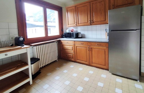 Chamonix City Centre Ski Chalet | Residence Edelweiss - 3 apts sleeping 18, 8 bedrooms, parking, centre chamonix