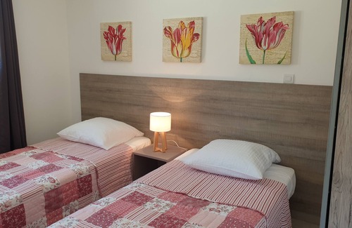 Labastide-de-Virac Cottage | RESIDENCE LE PARADIS ACQUIS "GITE EMERAUDE
