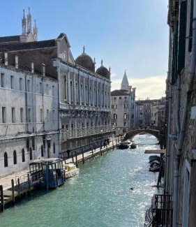 Cannaregio Apartment | Residenza Stardust Suite with Canal View