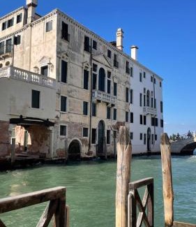 Cannaregio Apartment | Residenza Stardust Suite with Canal View