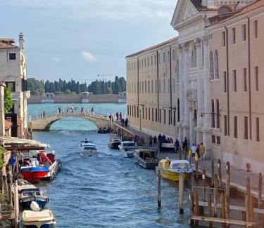 Cannaregio Apartment | Residenza Stardust Suite with Canal View