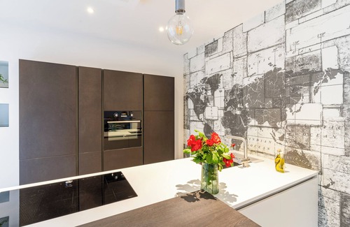 Nago-Torbole Apartment | Residenza The Rock, Appartamento Deluxe con Balcone, A/c, Parcheggio, Wi-fi