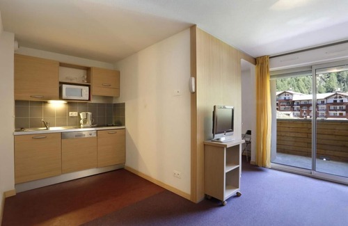 Allos Apartment | Resort center, fitness, swimming pool, hammam, terrace, balcony, parking, tv, ski locker, 35m²