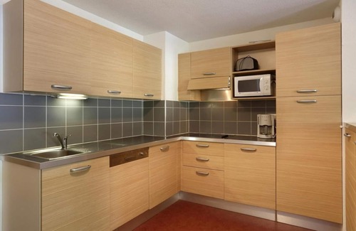 Allos Apartment | Resort center, fitness, swimming pool, hammam, terrace, balcony, parking, tv, ski locker, 35m²