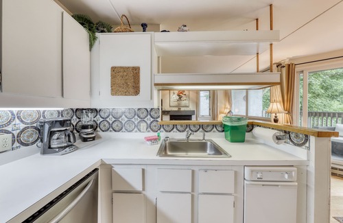 Warren Condo | Resort condo with 3 pools, hot tub, sports courts, & convenient ski access