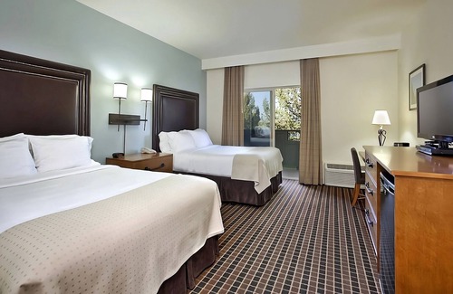 Redmond Cabin | Resort Getaway | 3 Units w/Pool, Spa & Free Parking