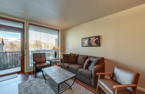 Chelan Apartment | Resort Getaway on Lake Chelan Pool and Beach Access