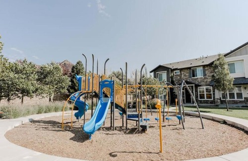 Draper Apartment | Resort like amenities 1 King 1 Qn bd Fast Wi-Fi Slps 5