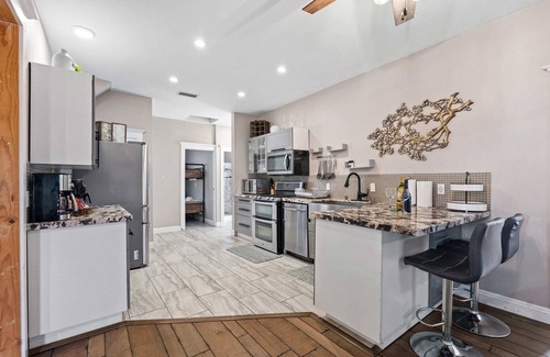 Stockton Hotel | Resort Perks: 8 beds, Sun Cottage, deck & kitchen