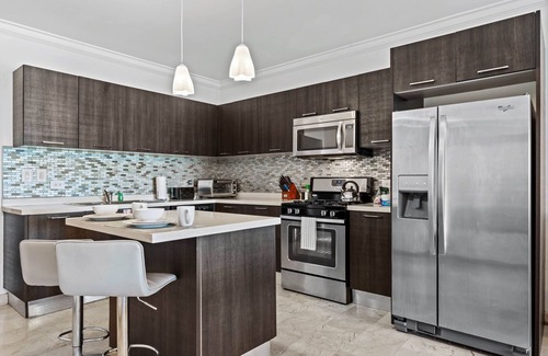 Washington Condo | RESORT POOL! 2 MIN TO BEACH! BALCONY!