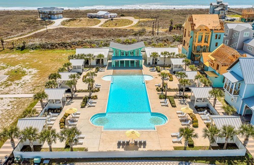 Port Aransas Cabin | Resort Pools, Golf Cart Boardwalk to Beach, Pet Friendly