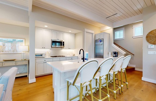 Port Aransas Cabin | Resort Pools, Golf Cart Boardwalk to the Beach, Pet Friendly