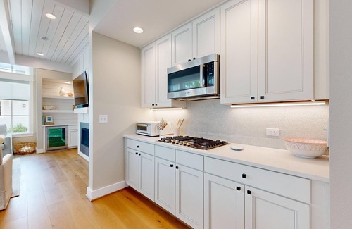 Port Aransas Cabin | Resort Pools, Golf Cart Boardwalk to the Beach, Pet Friendly