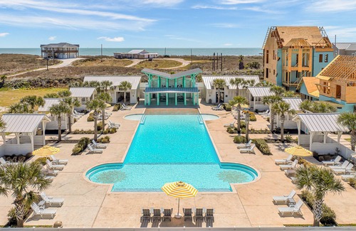 Port Aransas Cabin | Resort Pools, Golf Cart Boardwalk to the Beach, Pet Friendly