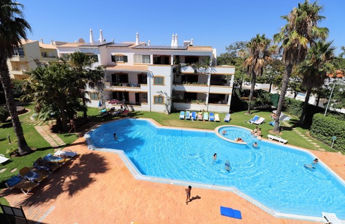 Ferreiras House | Resort Solcosta- 2 bedroom apartment, pool, A/C, Wi-Fi, Gym,close to restaurants