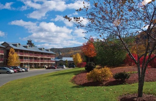 South Lee House | Resort Stay with Arcade, Heated Pool, Sports Courts & Family Perks