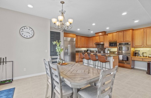 Fallbrook House | Resort-style Home with stunning views, pool, hot tub, putting green
