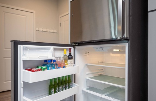 Temple Terrace Apartment | Resort Style -POOL View-HOTUB- Moffitt-Pet-Gated-Gym-Wifi-USF-Elevator-Long Stay