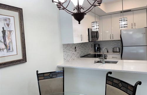 Central Naples Condo | Resort style vacation, 2BR/2BA condo in the heart of Naples: 8min to the beach