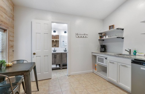 Wimberley Hotel | Resort Suite Across the Street from Market Days - Sleeps 4!