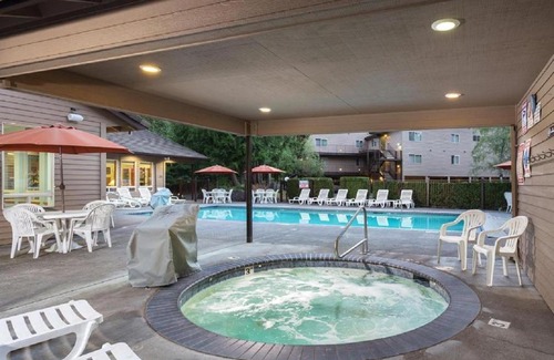 Welches Apartment | Resort Villas Adjacent to Beautiful Mt Hood National Forest