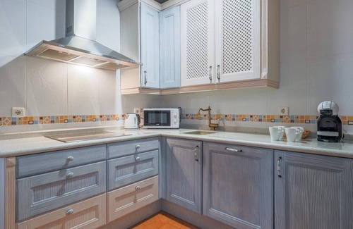 Poligono Sur Apartment | Rest and Elegance in Seville. 4 px - 2 bed. WIFI and A/C. PARKING.