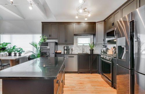 East Village House | Rest Easy in the East Village - Quiet Street Only Steps to Top Restaurants, Bars, and Public Transportation by AllSet Turnover