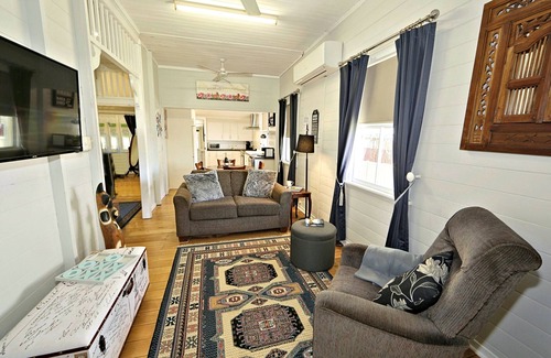 Bundaberg Central House | Rest relax in elegant surroundings very close to town with FREE Wifi and Netflix