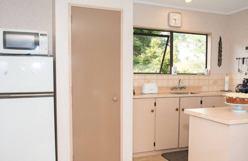 Raglan Cottage | Rest & Relax - Raglan Holiday Home