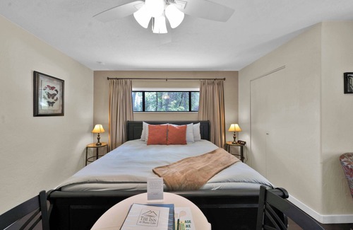 O'Brien Bed & Breakfast | Restful Luxurious Abode with Clawfoot Tub!