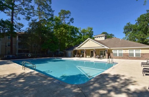 Gainesville Condo | Restful Refuge 🍃 2 BR Boutique Condo | Pool & Gym